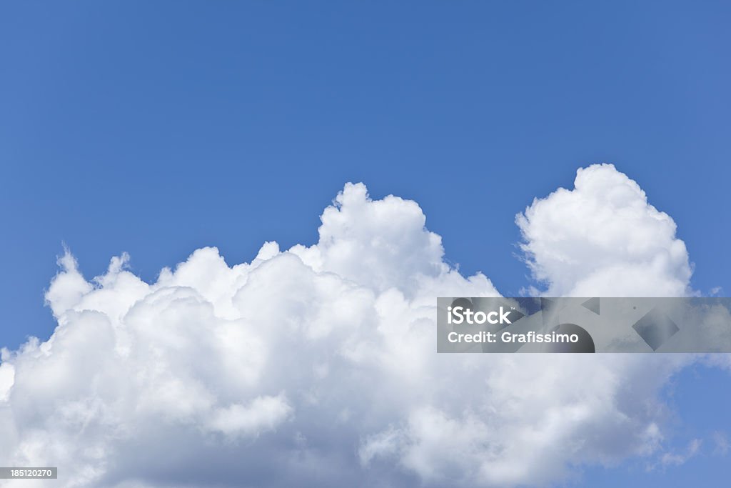 Blauer Himmel über big white cumulus - Lizenzfrei Altokumulus Stock-Foto