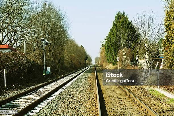 Ferrovia - Fotografie stock e altre immagini di Acciaio - Acciaio, Ambientazione esterna, Ciottolo