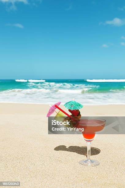 Photo libre de droit de Boisson Cocktail Tropical Avec Parasol Sur Une Plage De Sable Fin Dans Le Vermont banque d'images et plus d'images libres de droit de Alcool