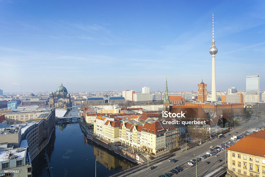 Берлин-Телевизионная башня с видом на очертания города - Стоковые фото Берлин роялти-фри