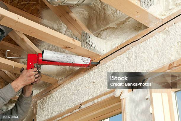 Foto de Trabalhador De Vedação Janela Cabeçalho e mais fotos de stock de Isolador - Isolador, Espuma sintética, Interior de casa