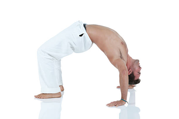 근육질의 남자 운동 - yoga men bridge bending over backwards 뉴스 사진 이미지