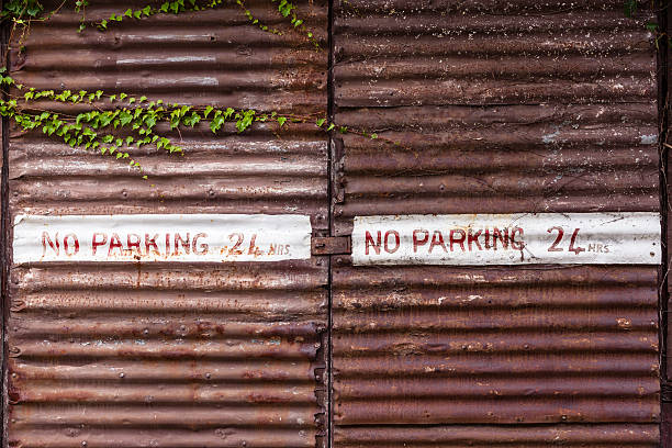 sem estacionamento, tubo corrugado imagem de fundo - sign rusty industry no parking sign imagens e fotografias de stock