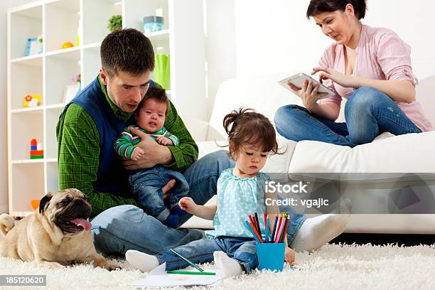 Foto de Família Se Divertindo Em Casa e mais fotos de stock de Brincalhão - Brincalhão, Brincar, Família