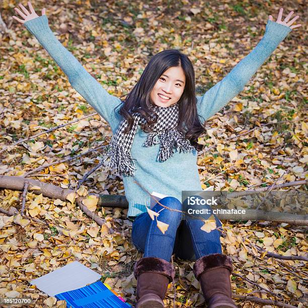 Asian Studente Di College - Fotografie stock e altre immagini di Adulto - Adulto, Albero, Allegro