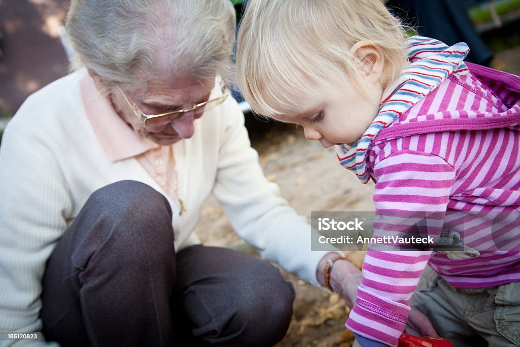 Rapariga com o seu grande-Avó - Royalty-free 12-23 Meses Foto de stock