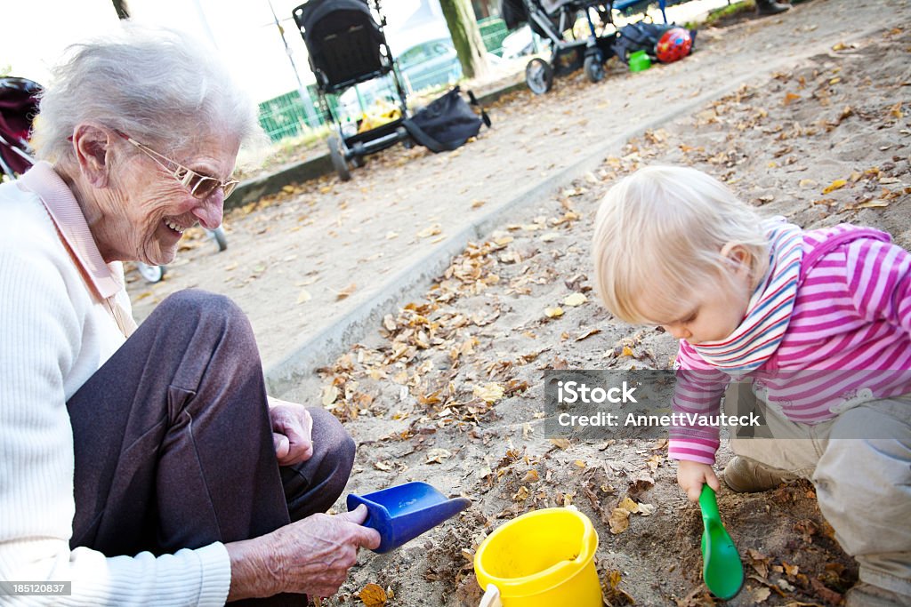 Niña con su gran abuela - Foto de stock de 12-23 meses libre de derechos