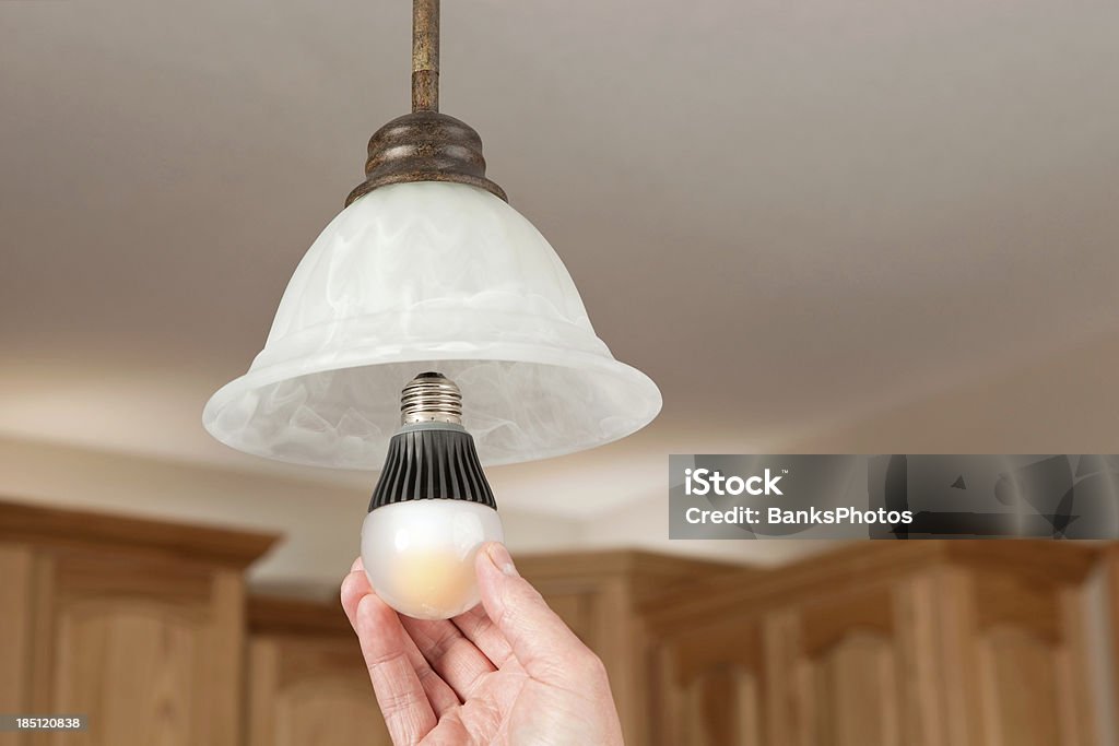 Hand Einbau von LED Glühbirne - Lizenzfrei Glühbirne Stock-Foto