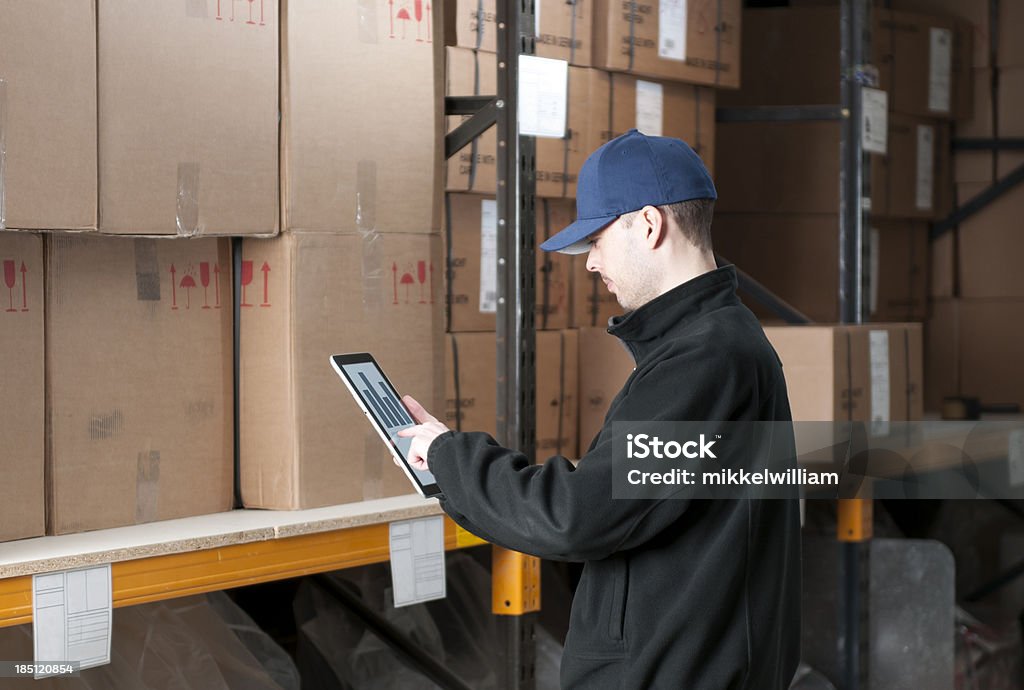 Arbeiter mit digitalen tablet im warehouse - Lizenzfrei Abschicken Stock-Foto