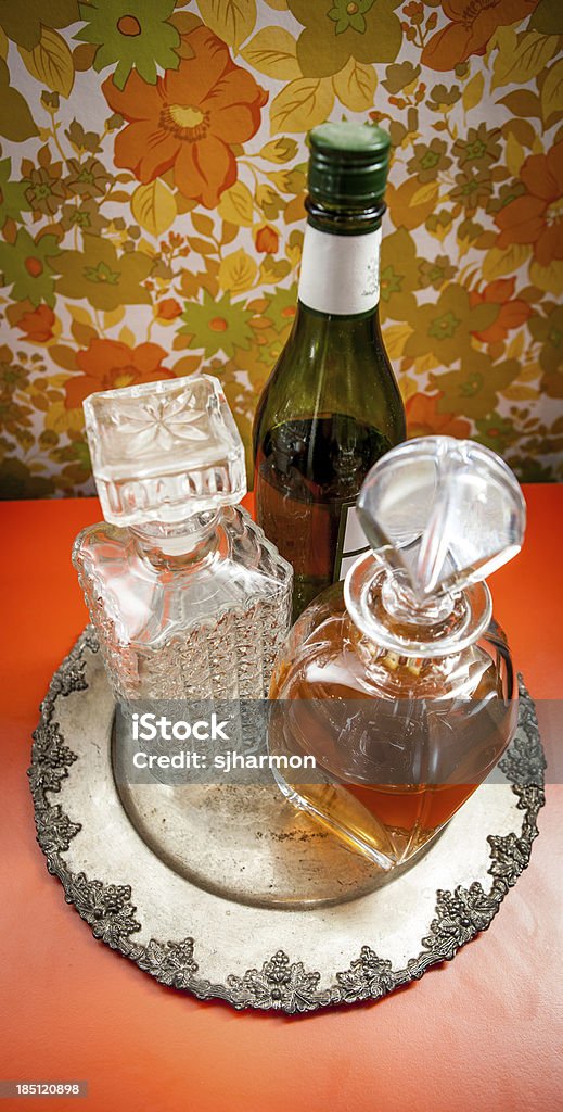 Tres botellas de bebidas alcohólicas en un refinado placa vista descendente - Foto de stock de Alcoholismo libre de derechos