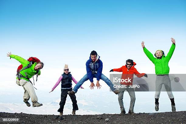 Saltar - Fotografias de stock e mais imagens de Adulto - Adulto, Alegria, Ao Ar Livre