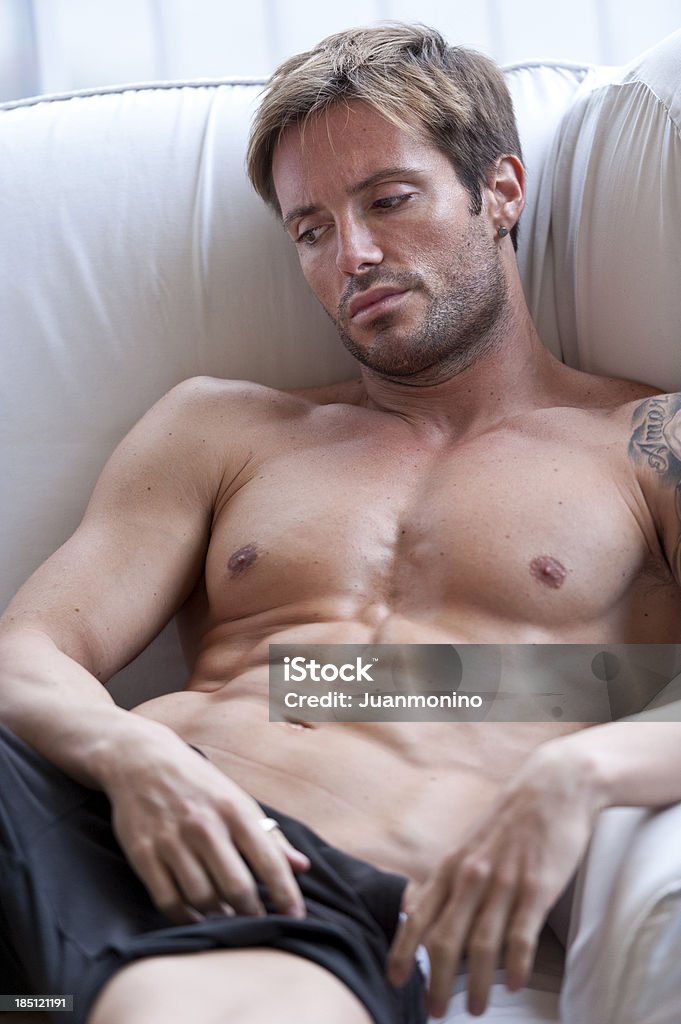 A petto nudo uomo - Foto stock royalty-free di 25-29 anni