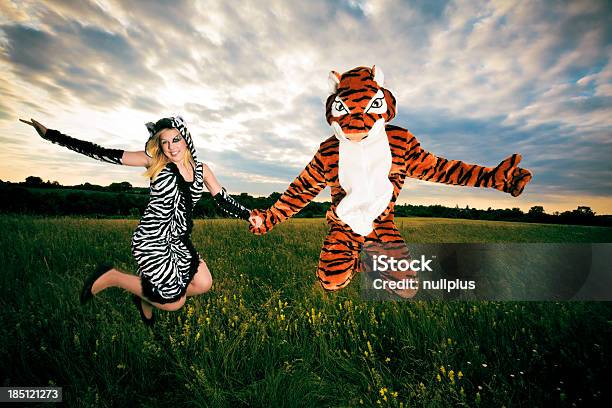 Muito Diferente Mas De Um Casal Feliz Selvagem - Fotografias de stock e mais imagens de Saltar - Saltar, Tigre, Abraçar