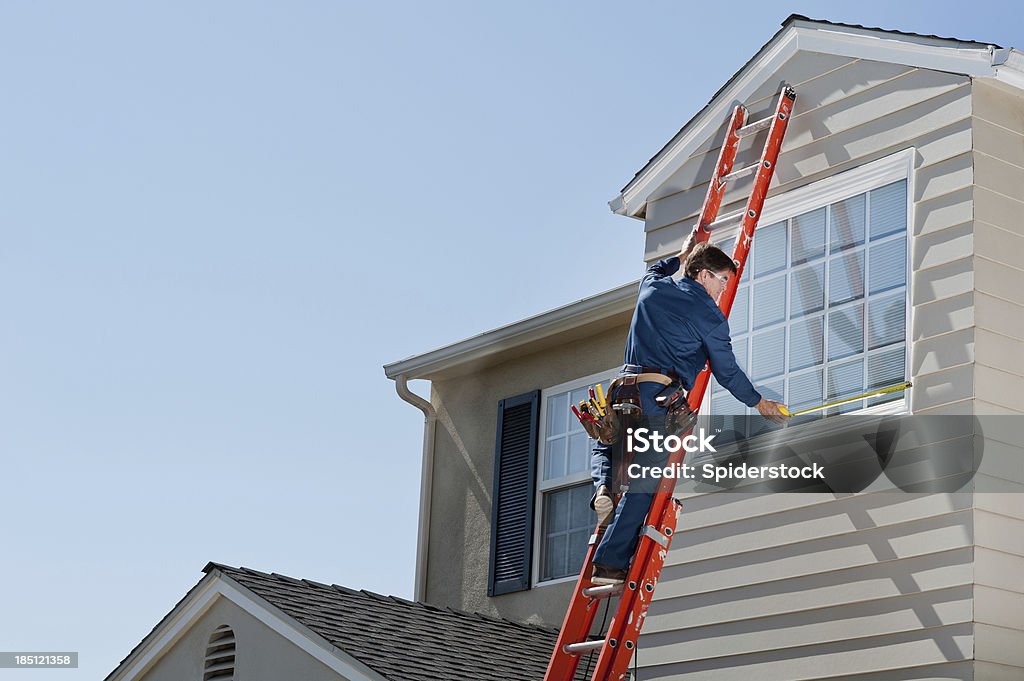 Operador de uniforme com janela - Foto de stock de Janela royalty-free