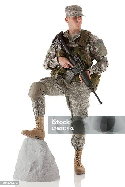 Foto de Exército Homem Em Pé Com Um Rifle e mais fotos de stock de 20 Anos - 20 Anos, Adulto, Arma de Fogo