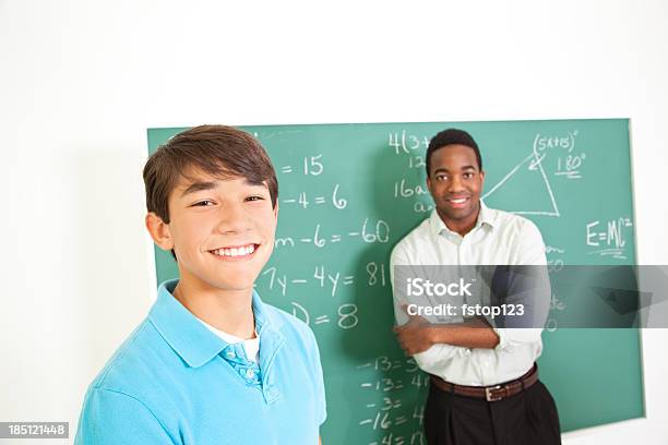 Glückliche Schüler Und Lehrer In Mathematik Klasse Stockfoto und mehr Bilder von Junger Erwachsener - Junger Erwachsener, Klassenzimmer, Lehrkraft