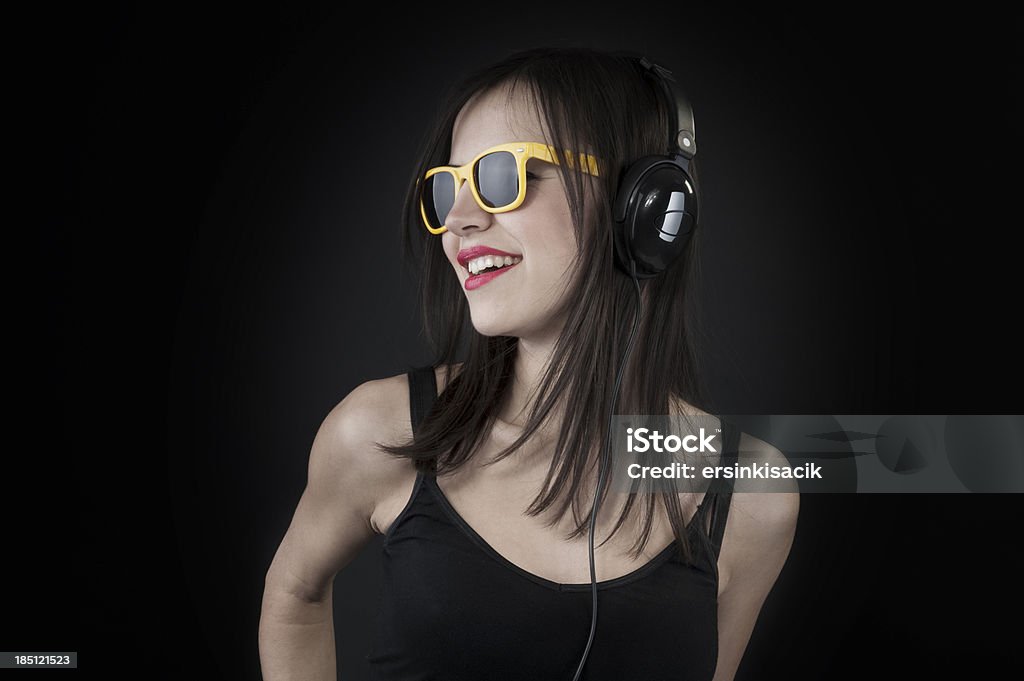 Fille écoutant de la musique - Photo de Ado branché libre de droits