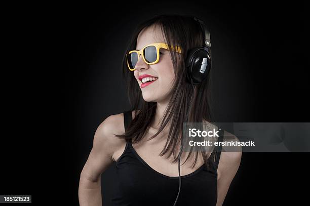 여자아이 음악 듣기 MP3 플레이어에 대한 스톡 사진 및 기타 이미지 - MP3 플레이어, 갈색 머리, 검은색
