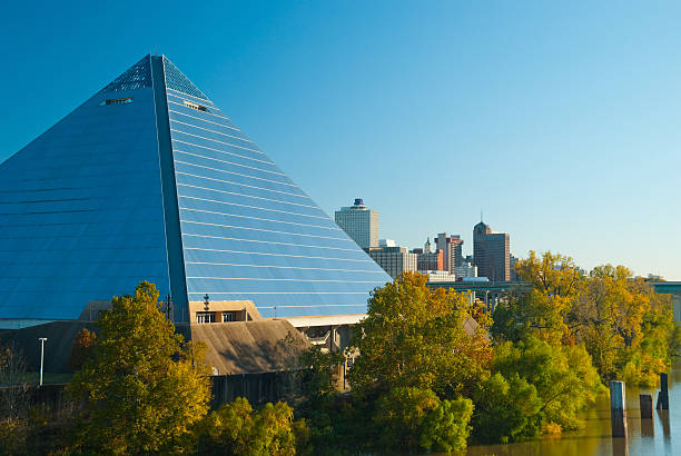 vue sur la ville de memphis et gros plan de pyramide - famous pyramid photos et images de collection