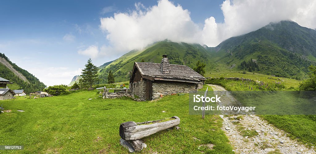 Idílica chalé alpino em prados de montanha no verão - Foto de stock de Montanha royalty-free