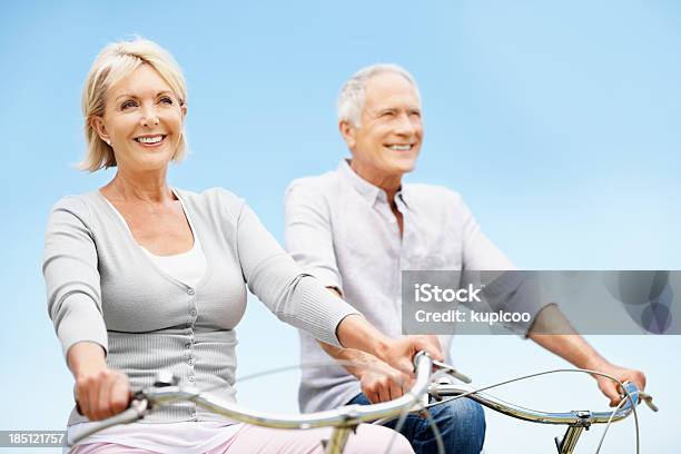 Conjunto De Estrada À Frente - Fotografias de stock e mais imagens de Casal Idoso - Casal Idoso, Ciclismo, Adulto