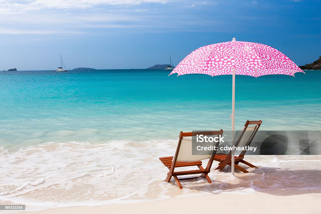 Sillas y sombrilla en la playa del caribe - Foto de stock de Actividad de fin de semana libre de derechos