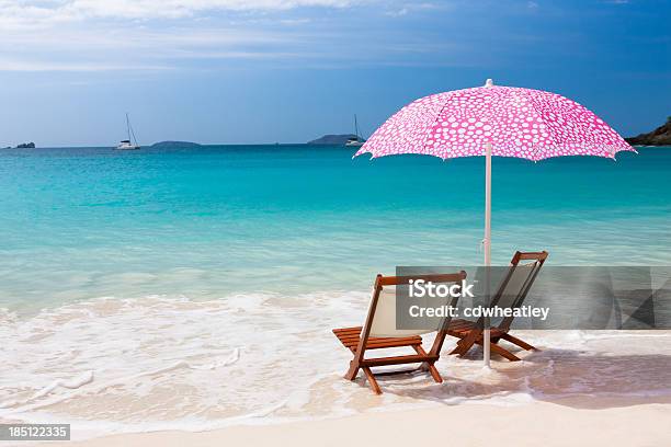 Sillas Y Sombrilla En La Playa Del Caribe Foto de stock y más banco de imágenes de Actividad de fin de semana - Actividad de fin de semana, Agua, Aire libre