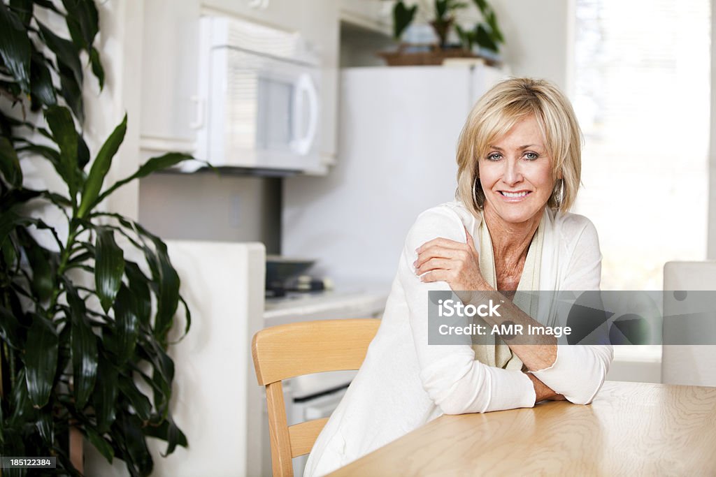 Belle femme mature dans la cuisine - Photo de Adulte libre de droits