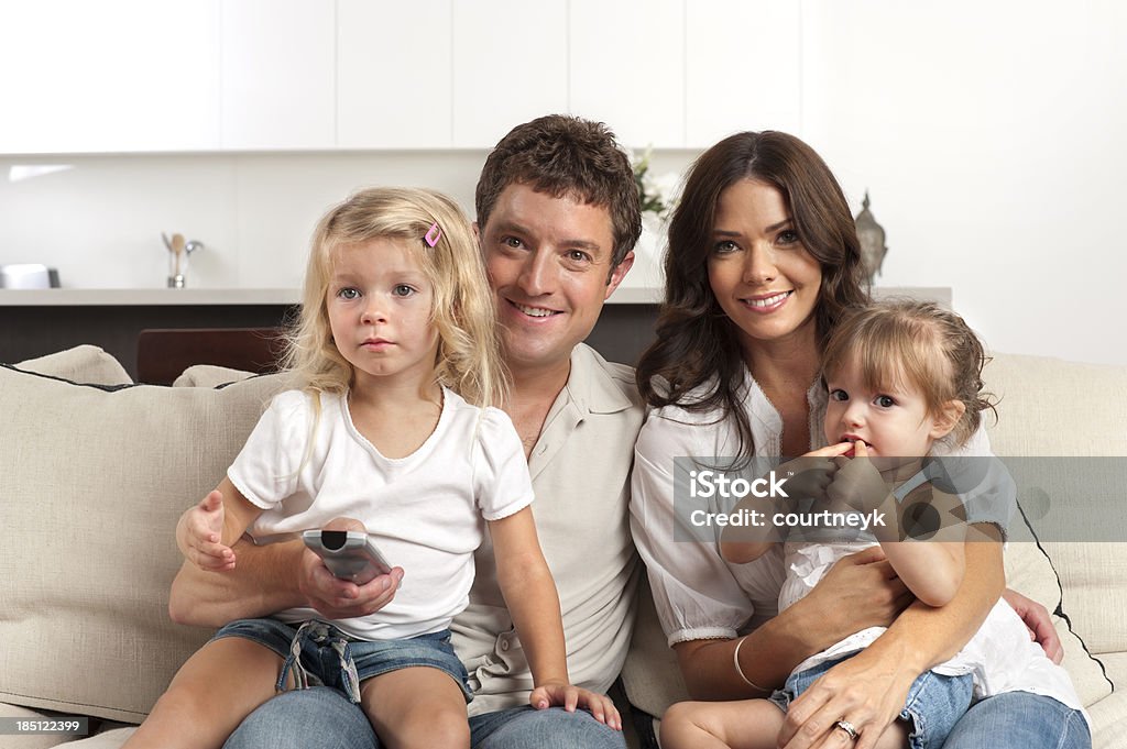 Счастливая семья смотреть телевизор вместе - Стоковые фото DVD-диск роялти-фри