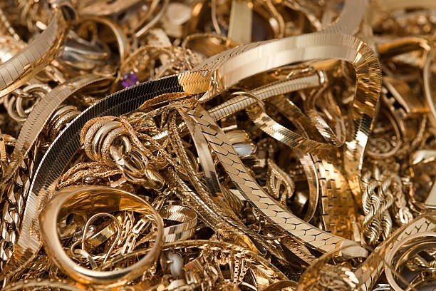 スクラップ金パイル - gold jewelry ring scrap metal ストックフォトと画像