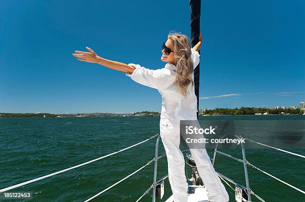 Glückliche Frau Stehend Auf Den Bug Eines Schiffes Stockfoto und mehr Bilder von Arme hoch - Arme hoch, Ausgestreckte Arme, Blau