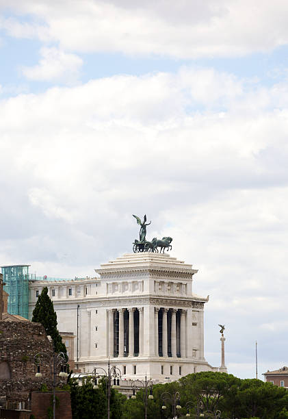 monument victor emmanuel ii de rome - winged victory photos et images de collection