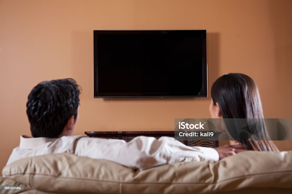 Asiatische Paar vor dem Fernseher - Lizenzfrei Fernseher Stock-Foto