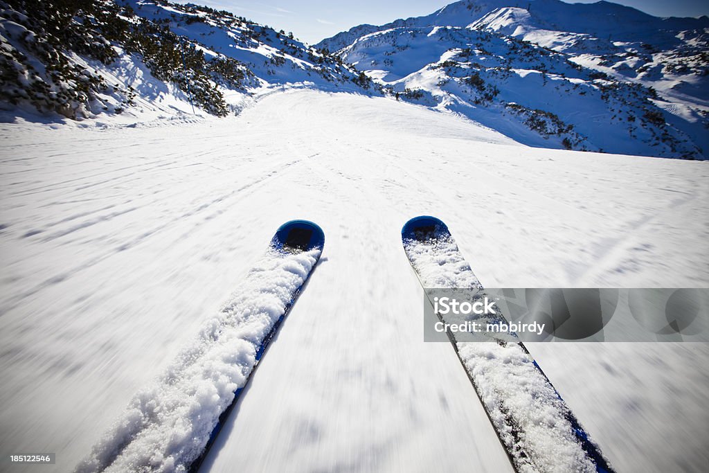 Alpine esquí de descenso en día soleado - Foto de stock de Actividades recreativas libre de derechos