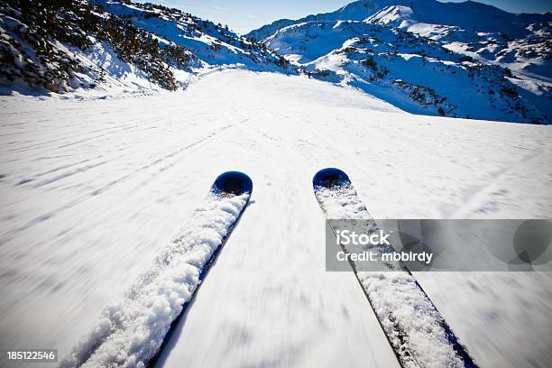 Alpine Esquí De Descenso En Día Soleado Foto de stock y más banco de imágenes de Actividades recreativas - Actividades recreativas, Aire libre, Blanco - Color