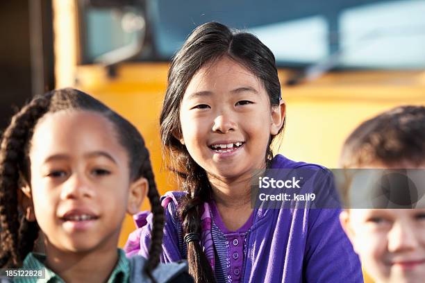 Bambini In Piedi Fuori Scuola Bus - Fotografie stock e altre immagini di Bambino - Bambino, Nativo d'America, Amicizia