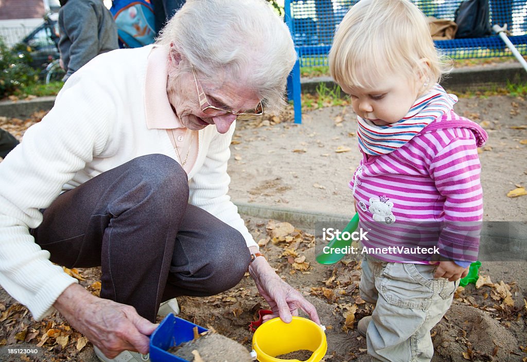 Rapariga com o seu grande-Avó - Royalty-free Avó Foto de stock