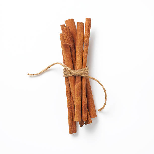 cinnamon sticks a group of 7 cinnamon sticks tied with twine stick plant part stock pictures, royalty-free photos & images