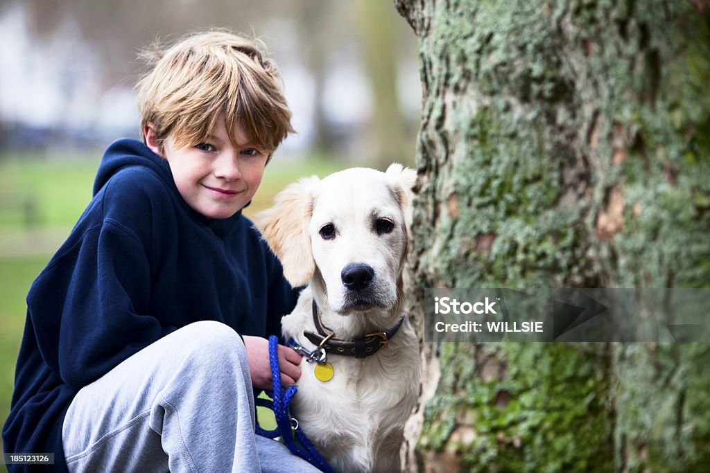 남자아이 그의 강아지 입고 개목걸이 및 태그 공원 - 로열티 프리 8-9 살 스톡 사진