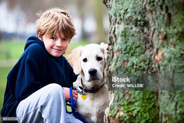 Chłopiec Z Jego Pieskiem W Kołnierz I Tagi Na Park - zdjęcia stockowe i więcej obrazów 8 - 9 lat