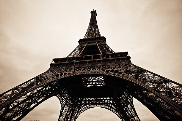 istock Tour Eiffel of Paris in Black and White 185123220