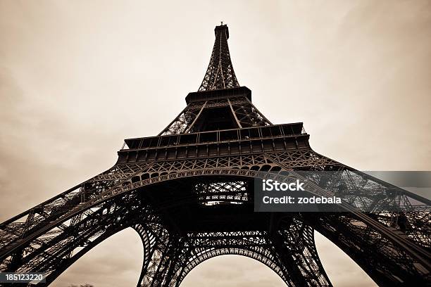 Foto de Tour Eiffel De Paris Em Preto E Branco e mais fotos de stock de Estilo retrô - Estilo retrô, Fora De Moda - Estilo, França