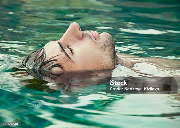 Photo libre de droit de Flotter banque d'images et plus d'images libres de droit de Hommes - Hommes, Flotter sur l'eau, Piscine