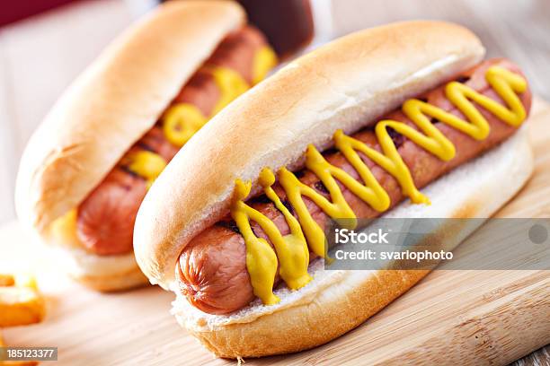 Hotdog - Fotografie stock e altre immagini di Hot Dog - Hot Dog, Mostarda, Alla griglia