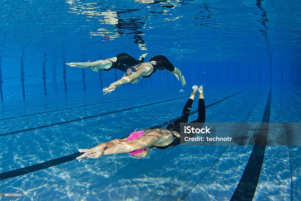 Drei Junge Frau Schwimmen unter Wasser - Lizenzfrei 20-24 Jahre Stock-Foto