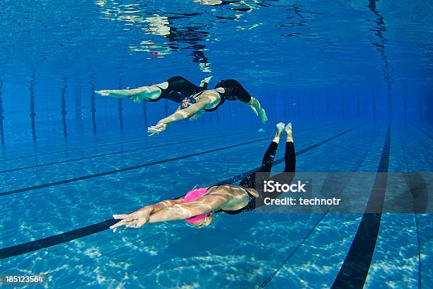 Drei Junge Frau Schwimmen Unter Wasser Stockfoto und mehr Bilder von 20-24 Jahre - 20-24 Jahre, Badebekleidung, Bademütze