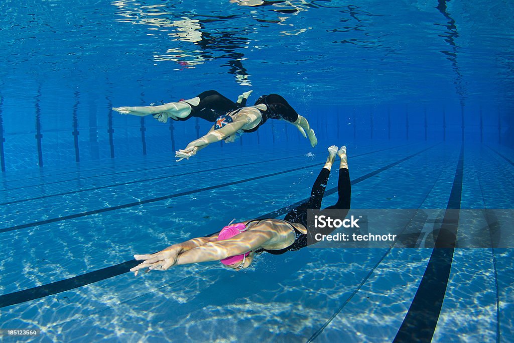Três Jovem mulher a nadar debaixo de água - Royalty-free 20-24 Anos Foto de stock