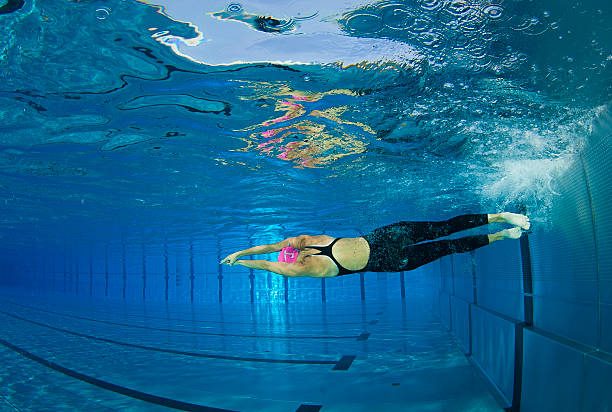istock Female swimmer turning 185123568