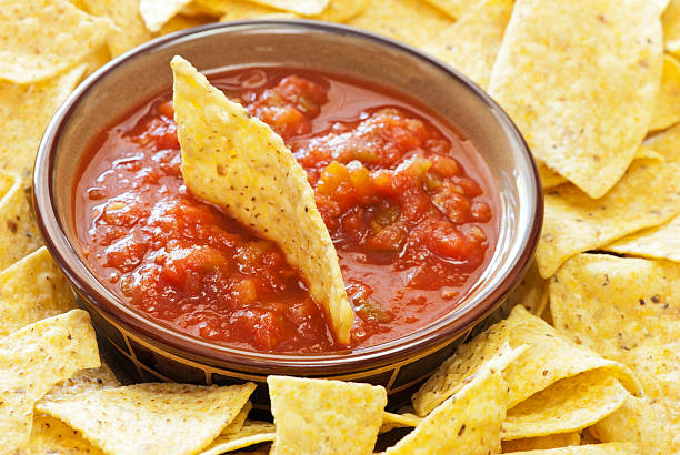 une corbeille de chips et salsa - salsa photos et images de collection