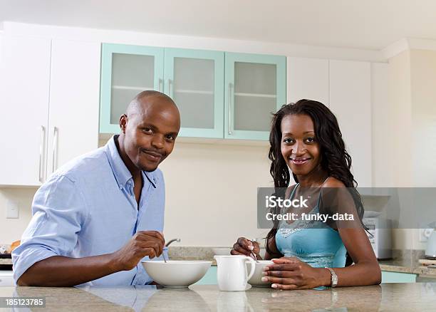 Foto de Afromarido E Esposa Na Cafédamanhã e mais fotos de stock de Adulto - Adulto, Afro-americano, Alimentação Saudável